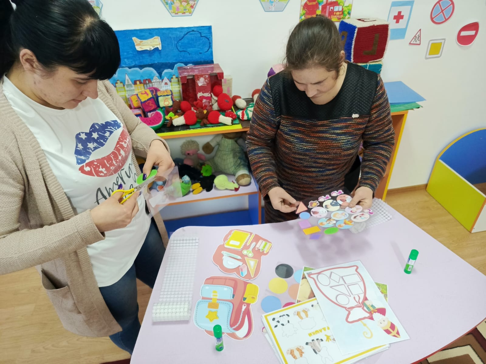 Мастер класс "Игры на липучках: играем дома" Мастер-класс «Игры на липучках: играем дома» В нашем мини-центре прошёл мастер-класс для родителей и детей, посвящённый созданию развивающих игр на липучках. 🎨 Участники узнали, как своими руками сделать яркие и полезные игровые материалы, способствующие развитию внимания, мышления, речи и мелкой моторики у детей. 👨👩👧 Родители активно включились в процесс, проявили креативность и интерес. ✨ Такие занятия помогают не только обучать, но и сближать детей и родителей через совместную игру. Благодарим всех за участие и тёплую атмосферу!